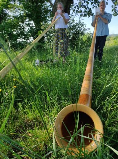 Alphornbläserinnen bei der Arbeit