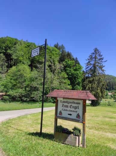 Einfahrt Gasthaus Engel in Richtung Eichbergturm